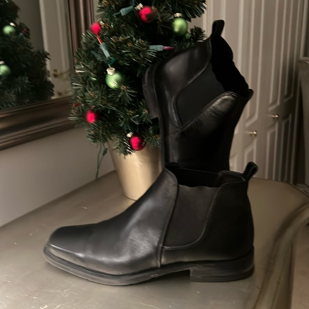 Johnston & Murphy Men’s Black leather short slip-on Boot.